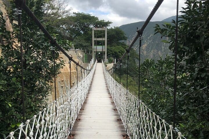 Puente colgante en las pozas termales