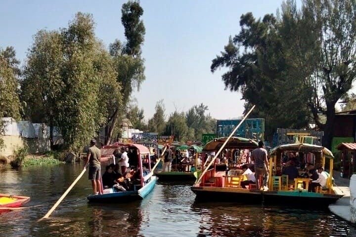 Trajineras cruzándose a lo largo del canal de Xochimilco