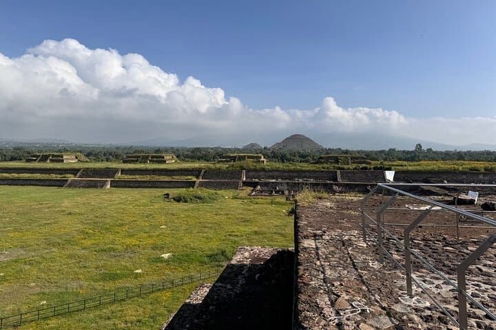 La Pirámide del Sol a lo lejos, vista a través de la zona arqueológica