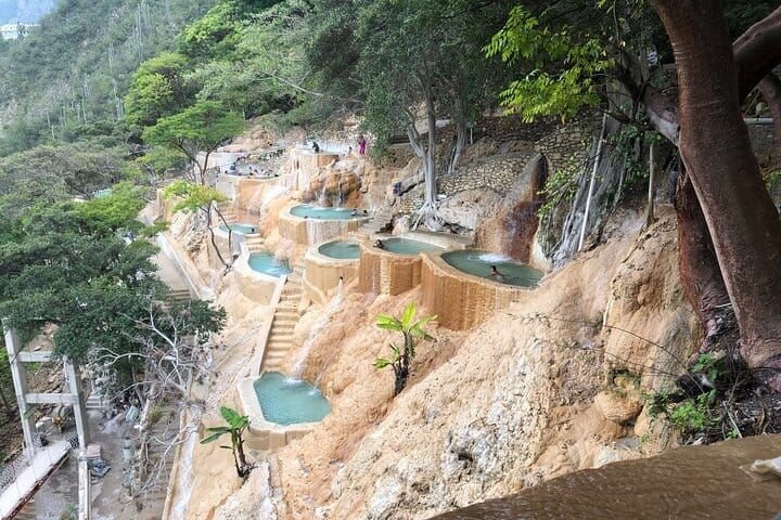 Las pozas termales escalonadas sobre la ladera del cañón, vistas desde arriba