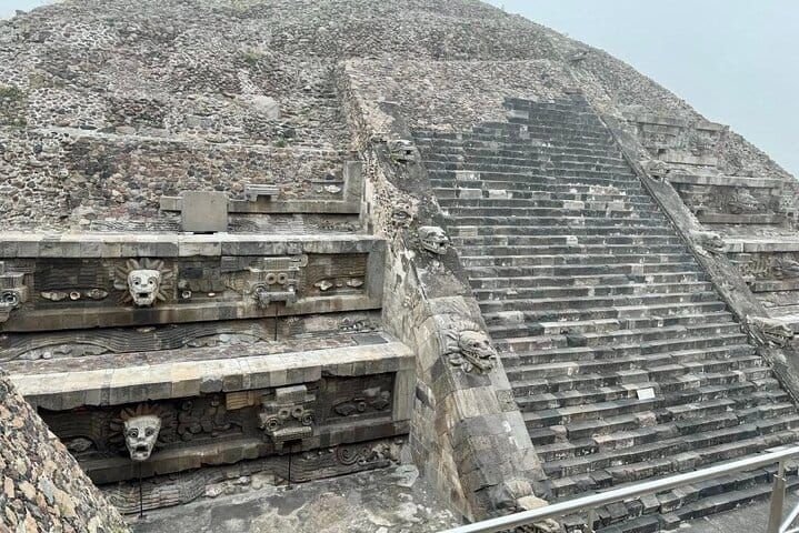Vista de la pirámide de Quetzalcóatl