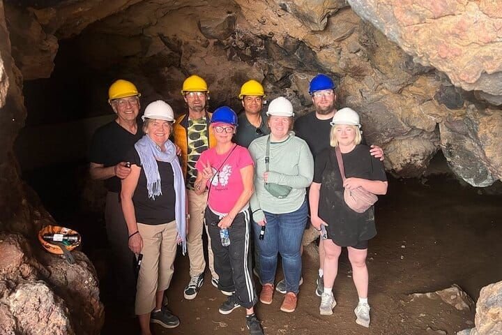 El grupo completo con casco en el interior de la cueva