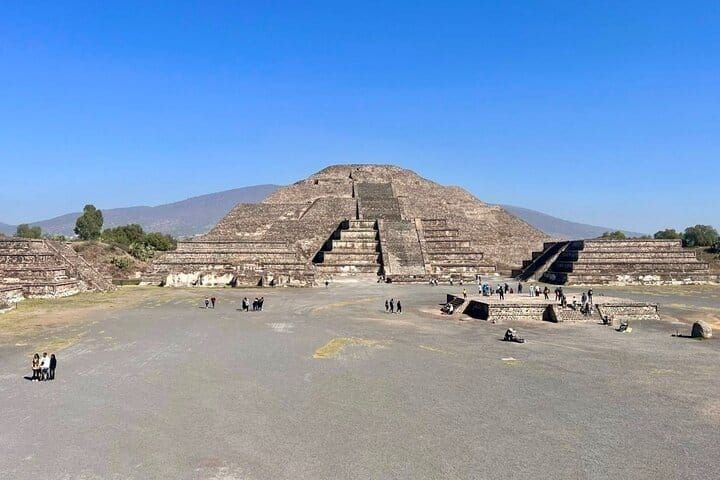 La Pirámide de la Luna vista de frente desde la Calzada de los Muertos